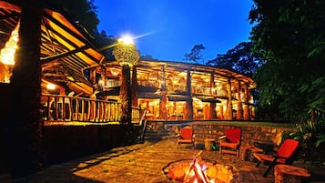 供應早餐、午餐及晚餐