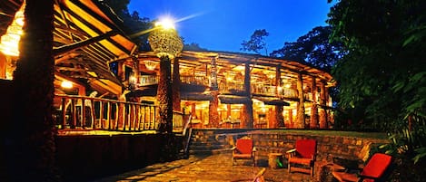 Petit déjeuner, déjeuner et dîner servis sur place