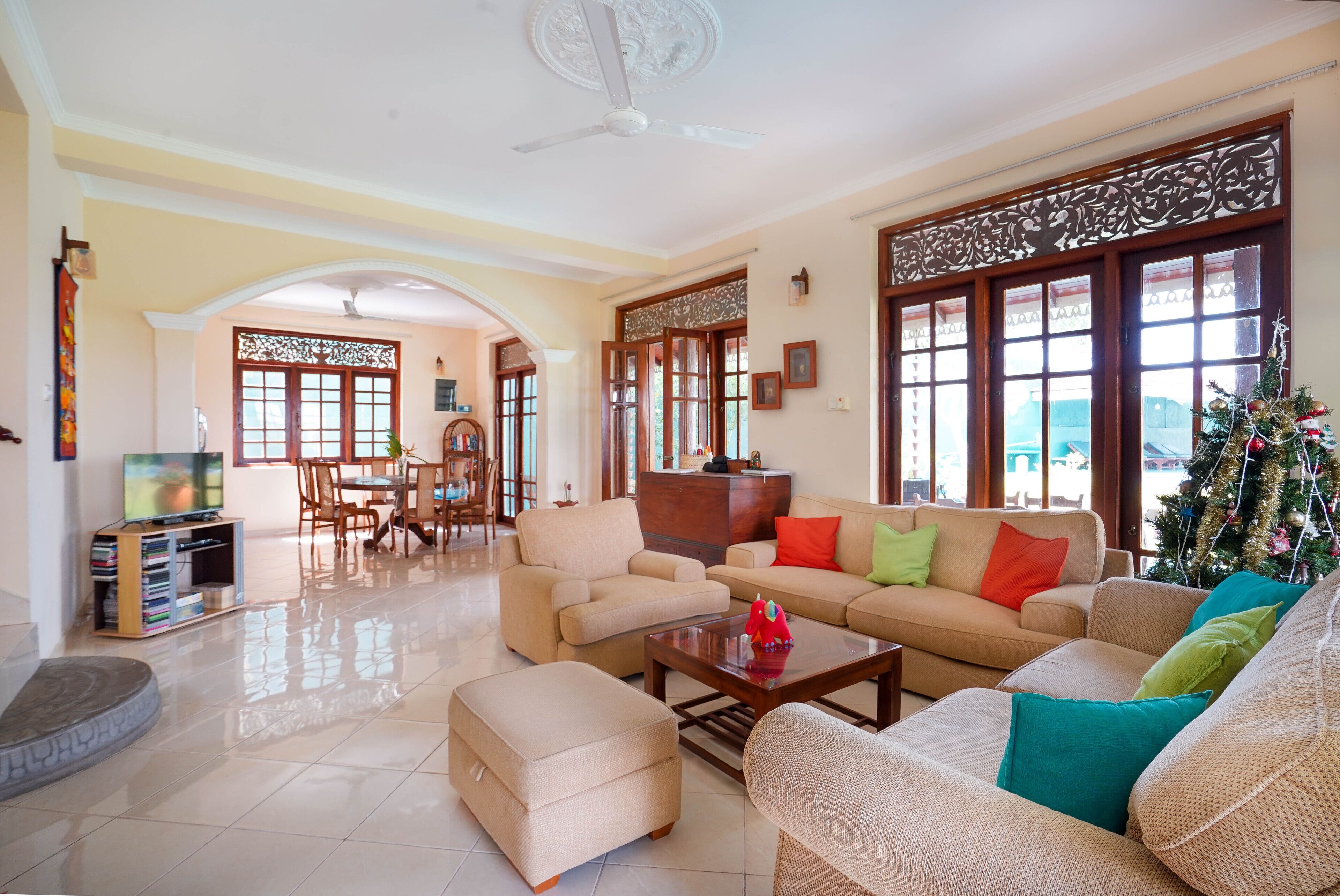 تلفزيون، مشغل دي في دي، كُتُب، مكتبة موسيقى