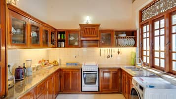 Frigorífico, horno, placa de cocina y hervidor eléctrico