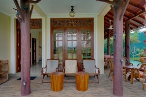 Outdoor dining - Luxury Sri Lanka Villa Private Oasis with Pool for Relaxing Family Retreat
 (Kirantidiya)