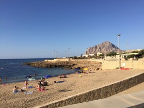 In Strandnähe, Liegestühle, Strandtücher