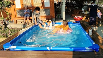 Una piscina al aire libre de temporada