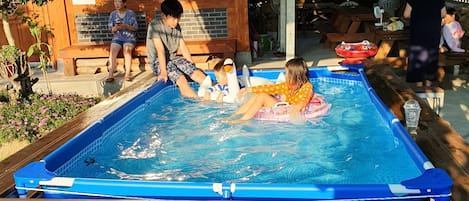 Una piscina al aire libre de temporada