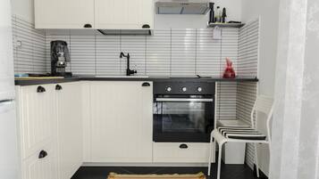 Kühlschrank, Ofen, Herdplatte, Wasserkocher mit Kaffee-/Teezubehör