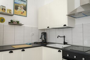 Refrigerador, horno, parrilla de estufa y cafetera y tetera 