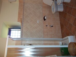 Duschwanne, Haartrockner, Bidet, Handtücher