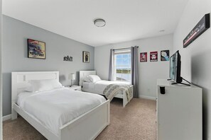 4 bedrooms, iron/ironing board, WiFi, bed sheets - I-Gated Resort-5 miles to Disney-2 FREE Water Park (Osceola County)