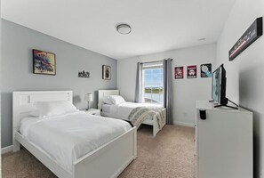 Desk, iron/ironing board, travel cot, WiFi - I-Gated Resort-5 miles to Disney-2 FREE Water Park (Osceola County)