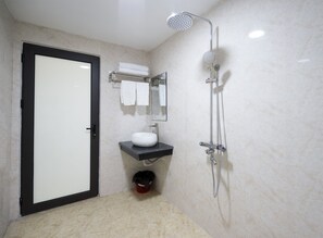 Bathroom shower - Padama Hotel (Ha Long)