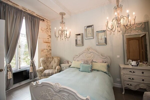 15 bedrooms, internet, bed sheets