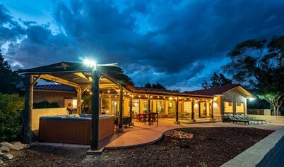 🌄4000ft Modern Retreat🏊‍♂️Pool♨️Hot Tub🧳Sleeps 18 & Mountain Views