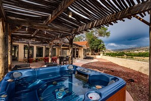 Terrace/patio - 🌄4000ft Modern Retreat🏊‍♂️Pool♨️Hot Tub🧳Sleeps 18 & Mountain Views (Albuquerque)