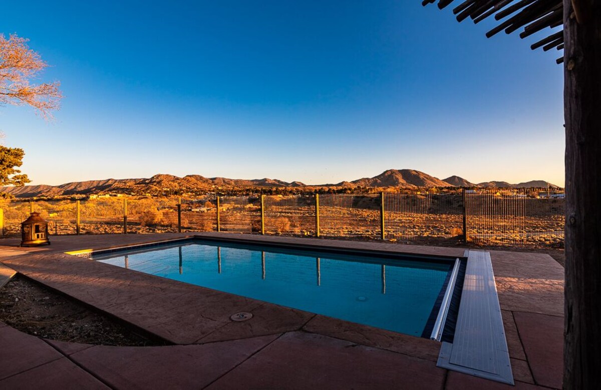 🌄4000ft Modern Retreat🏊‍♂️Pool♨️Hot Tub🧳Sleeps 18 & Mountain Views