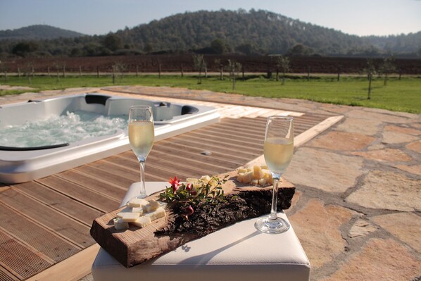 Outdoor spa tub - AgriSpa Farmhouse Fra Viaco - Double French bed (Valentano)