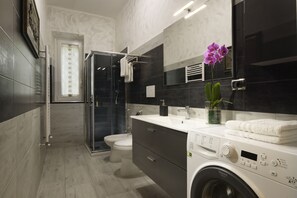 Een douche, een haardroger, een bidet, handdoeken
