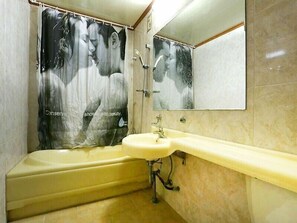 Zimmer (VIP) | Badezimmer | Kostenlose Toilettenartikel, Haartrockner, Hausschuhe, Handtücher