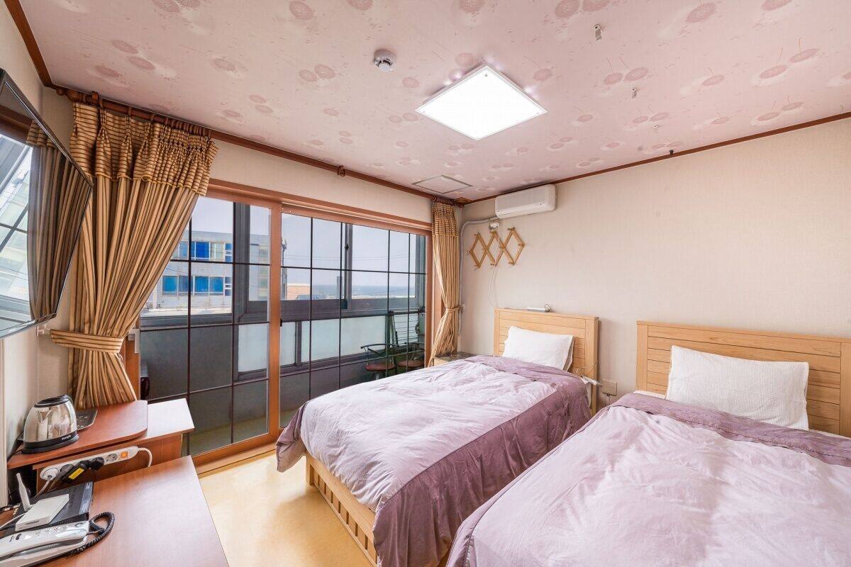 Twin Room, Ocean View | Meja, Wi-fi percuma 