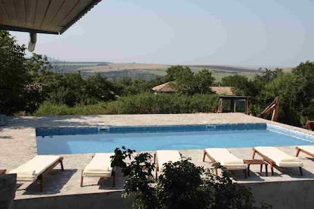 Piscine. Villa de luxe avec piscine privée, grand jardin avec vue panoramique