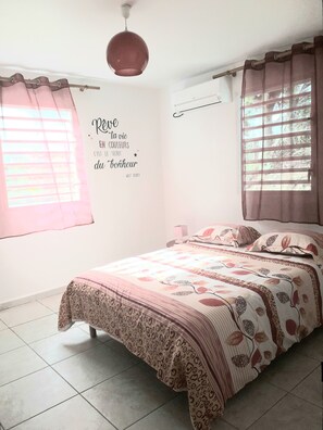 2 habitaciones, tabla de planchar con plancha y cuna de viaje