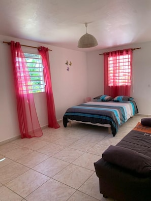 2 quartos, ferros/tábuas de passar roupa, berço de viagem