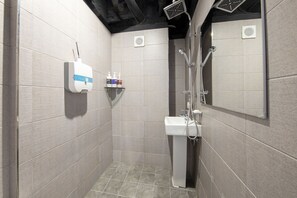 Basic Double Room | Bathroom | Shower, hair dryer, slippers, towels - Maison Kan Hotel Dongdaemun (Seoul)