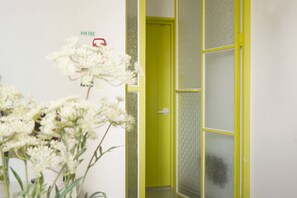 Trang trí khác biệt, trang bị nội thất với thiết kế riêng biệt, bàn 