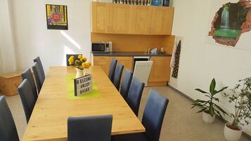 Réfrigérateur, micro-ondes, plaque de cuisson, lave-vaisselle