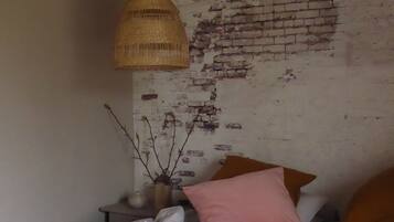 Habitación básica doble, 1 cama Queen size (6) | Decoración personalizada y muebles diferentes