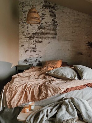 Dobbeltrom – basic, 1 queensize-seng (6) | Individuelt dekorert, individuelt innredet og strykejern/-brett
