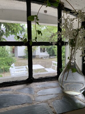 بديكورات فريدة لكل غرفة وطراز فريد لكل وحدة ومكواة/لوح كي