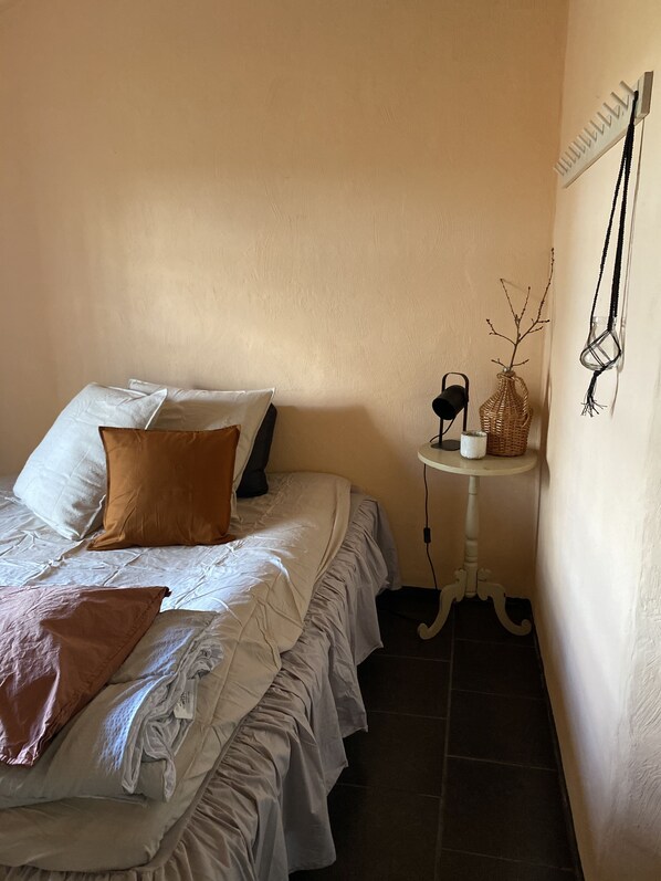 بديكورات فريدة لكل غرفة وطراز فريد لكل وحدة ومكواة/لوح كي