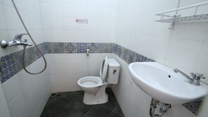 Une petite salle de bain comprenant des toilettes, un bidet et un lavabo.
