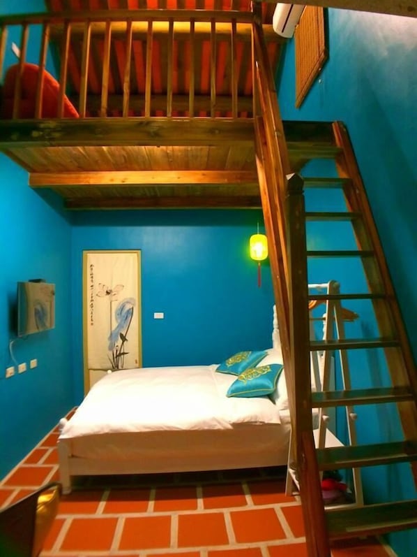 Quarto quádruplo com design assinado | Frigobar, escrivaninha, Wi-Fi de cortesia, roupa de cama