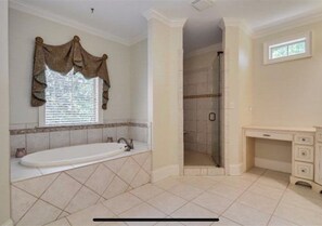 Towels, toilet paper - Private Paradise for Masters Tournament (Evans)