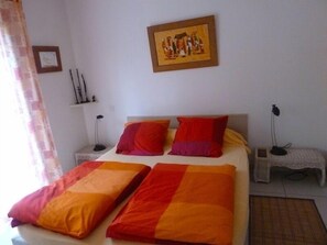 4 bedrooms, iron/ironing board, WiFi, bed sheets - nicely furnished and comfortable, close to the beach (Hourtin-Plage)