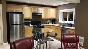 Kylskåp, mikrovågsugn, ugn och spishäll