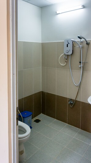 Shower, rainfall showerhead, free toiletries, hair dryer - Song Lam Hotel (Ho Chi Minh City)