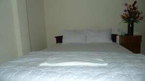 Een minibar met enkele gratis items, individueel gemeubileerd