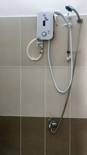 Bathroom shower - Song Lam Hotel (Ho Chi Minh City)