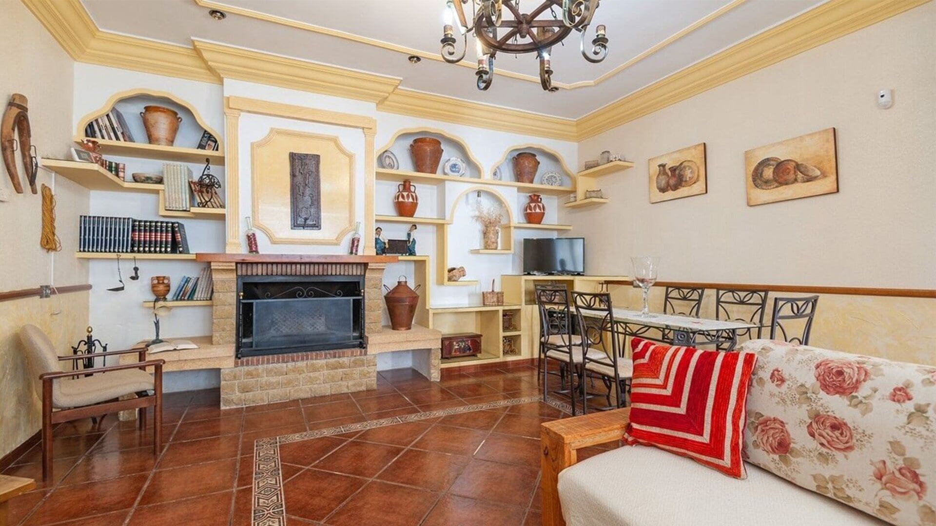 Een smart-tv, een open haard, een dvd-speler en boeken