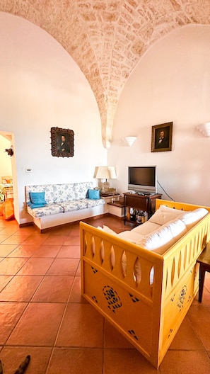 TV, bøker og stereoanlegg