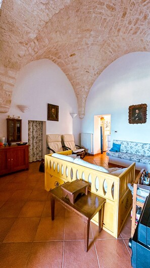 TV, bøker og stereoanlegg