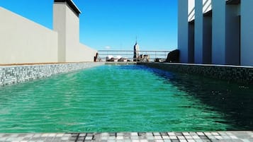 Una piscina en la azotea