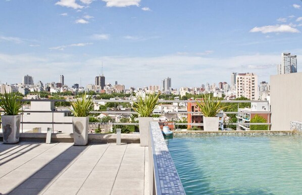 Una piscina en la azotea