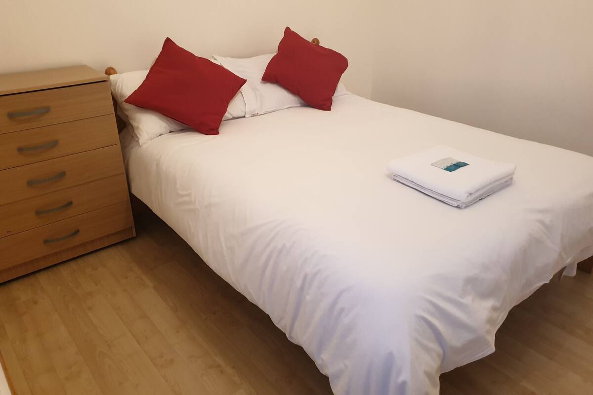 Iron/ironing board, free WiFi, bed sheets