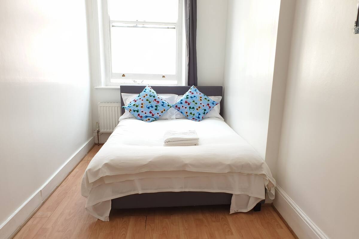 Iron/ironing board, free WiFi, bed sheets