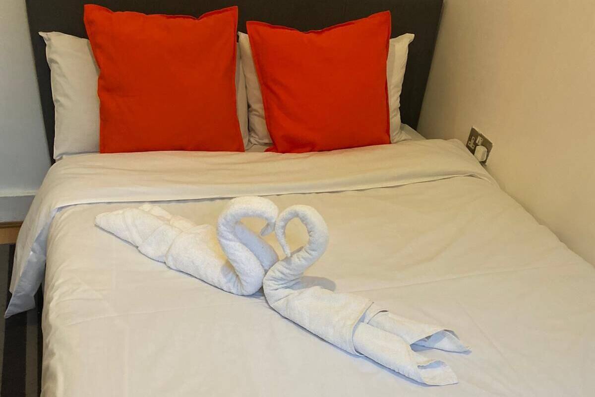 Double Room (Budget, room 4) | Iron/ironing board, free WiFi, bed sheets