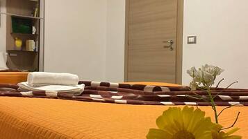 2 Schlafzimmer, schallisolierte Zimmer, Bügeleisen/Bügelbrett