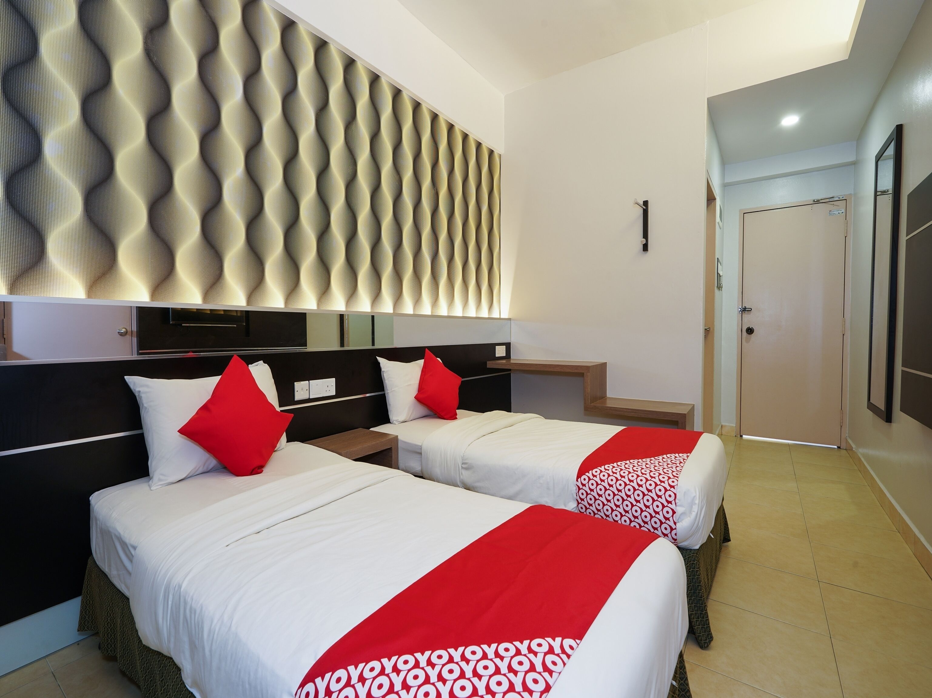 Deluxe Twin Room | Laptop workspace, free WiFi, bed sheets